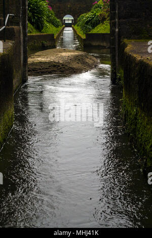 Tunnel de décharge de la lagune des sept villes en Açores Banque D'Images