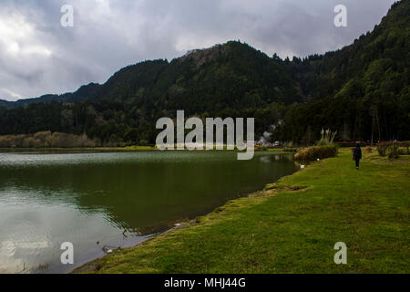 Paysage magnifique du lac avec le vert des montagnes entourant l'activité géothermique et volcanique sur l'île. Lagon en Açores Furnas Banque D'Images