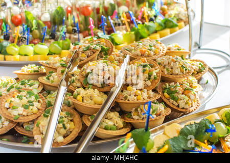 Des mets raffinés et des collations dans un buffet ou un banquet. La restauration. Focus sélectif. Banque D'Images