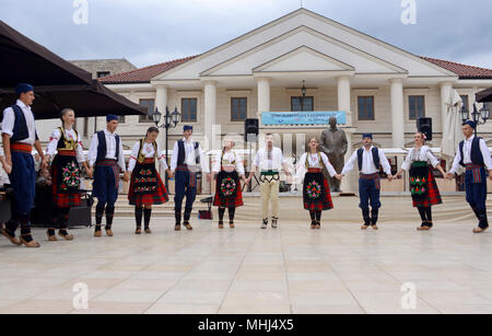 Danseurs folkloriques traditionnels serbes. Andicgrad, Visegrad, Bosnie-Herzégovine Banque D'Images