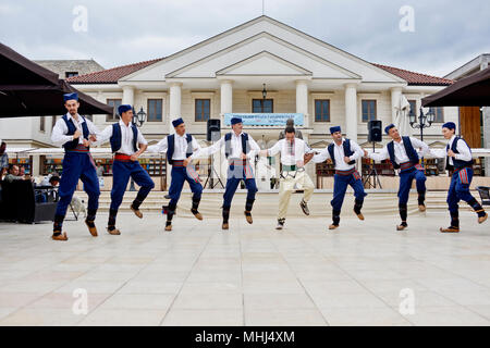 Danseurs folkloriques traditionnels serbes. Andicgrad, Visegrad, Bosnie-Herzégovine Banque D'Images