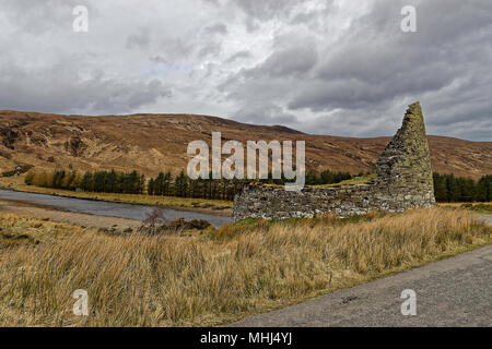 L'ancienne Broch Dun Dornaigil en ruines près de l'Allt na Caillich Altnaharra sur la route par la rivière Strathmore. Banque D'Images