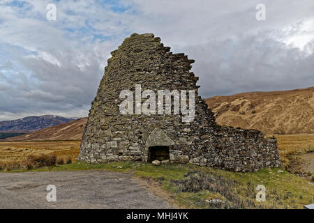 L'ancienne Broch Dun Dornaigil en ruines près de l'Allt na Caillich Altnaharra sur la route par la rivière Strathmore. Banque D'Images