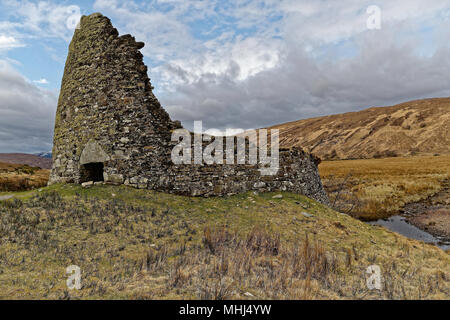 L'ancienne Broch Dun Dornaigil en ruines près de l'Allt na Caillich Altnaharra sur la route par la rivière Strathmore. Banque D'Images