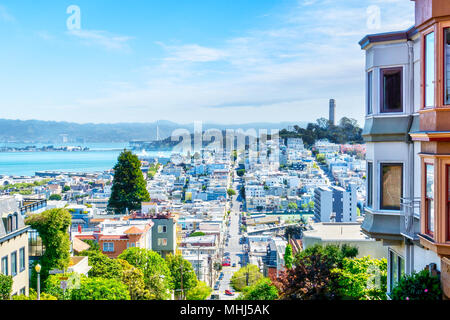 D'un grand angle de vue à l'horizon de San Francisco Lombard Street en direction de San Francisco Bay, au centre-ville de North Beach community montrant Fisherman's Wharf et Co Banque D'Images