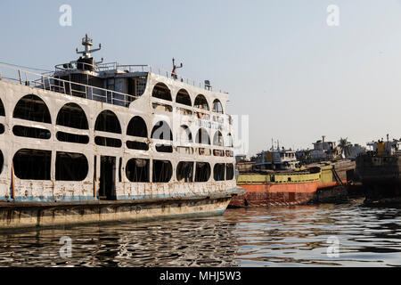 Dhaka, Bangladesh, le 24 février 2017 : Old rusty traversier sur la rivière Buriganga à Dhaka Bangladesh Banque D'Images