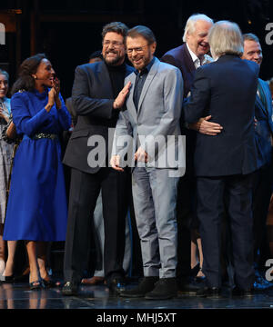 La fonte et l'équipage, y compris (de gauche à droite) Alexandra Burke, Michael Ball, Bjorn Ulvaeus, Sir Tim Rice et Benny Andersson, pendant le rappel pour la presse nuit de la comédie musicale Chess, au London Coliseum, au centre de Londres. Banque D'Images