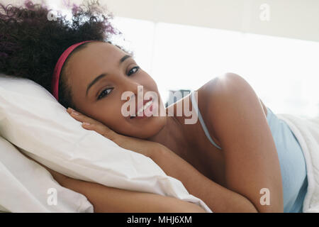 Portrait Of Beautiful Happy Black Girl Waking Up Slow Motion Banque D'Images