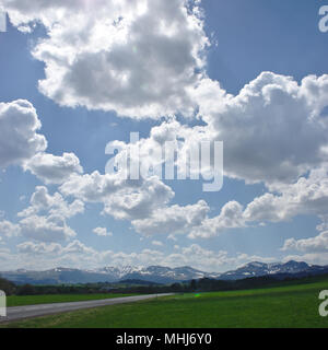 Puy du Sancy printemps enneigé. Prise de vue panoramique. Banque D'Images