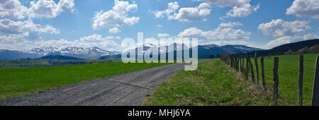 Puy du Sancy printemps enneigé. Prise de vue panoramique. Banque D'Images
