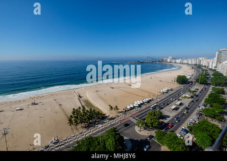 Sur la plage de Copacabana côté droit au petit matin, prises depuis le toit d'un hôtel, un léger brouillard peut être vu sur le ciel bleu. Rio de Janei Banque D'Images