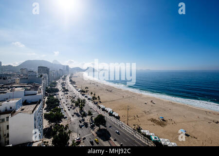 Sur la plage de Copacabana côté droit au petit matin, prises depuis le toit d'un hôtel, un léger brouillard peut être vu sur le ciel bleu. Rio de Janei Banque D'Images