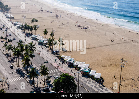 Sur la plage de Copacabana côté droit au petit matin, prises depuis le toit d'un hôtel, un léger brouillard peut être vu sur le ciel bleu. Rio de Janei Banque D'Images