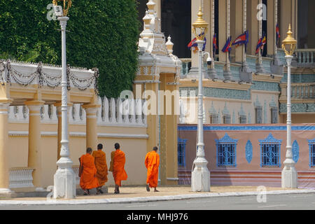 Quatre moines marchant à l'extérieur du Palais Royal, Phnom Penh, Cambodge Banque D'Images