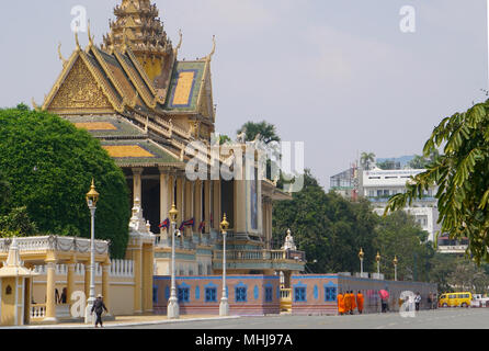 Moines marchant à l'extérieur du Palais Royal, Phnom Penh, Cambodge Banque D'Images