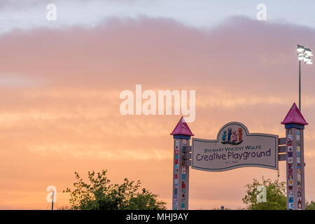 Stewart Vincent Wolfe jeux créatifs dans la périphérie de Yuma, AZ à droite de la rivière Colorado Banque D'Images