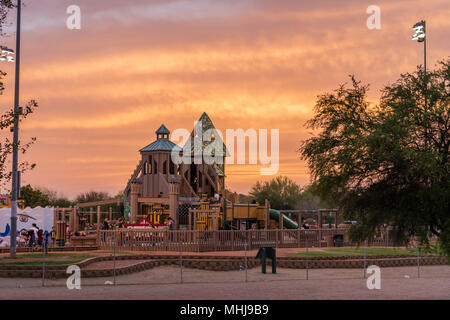 Stewart Vincent Wolfe jeux créatifs dans la périphérie de Yuma, AZ à droite de la rivière Colorado Banque D'Images