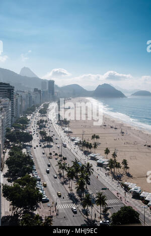 Sur la plage de Copacabana côté droit au petit matin, prises depuis le toit d'un hôtel, un léger brouillard peut être vu sur le ciel bleu. Rio de Janei Banque D'Images