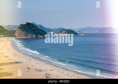 Sur la plage de Copacabana côté droit au petit matin, prises depuis le toit d'un hôtel, un léger brouillard peut être vu sur le ciel bleu. Rio de Janei Banque D'Images