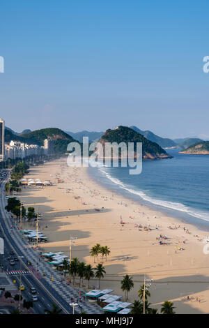 Sur la plage de Copacabana côté droit au petit matin, prises depuis le toit d'un hôtel, un léger brouillard peut être vu sur le ciel bleu. Rio de Janei Banque D'Images