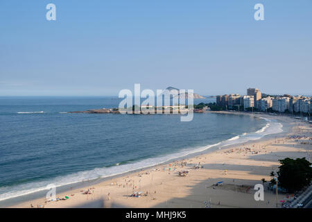 Sur la plage de Copacabana côté droit au cours de la fin de l'après-midi, pris depuis le toit d'un hôtel, quelques ombres peuvent être vu sur la plage. Rio de Janeiro, B Banque D'Images