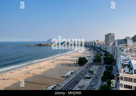 Sur la plage de Copacabana côté droit au cours de la fin de l'après-midi, pris depuis le toit d'un hôtel, quelques ombres peuvent être vu sur la plage. Rio de Janeiro, B Banque D'Images