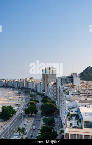 Sur la plage de Copacabana côté droit au cours de la fin de l'après-midi, pris depuis le toit d'un hôtel, quelques ombres peuvent être vu sur la plage. Rio de Janeiro, B Banque D'Images