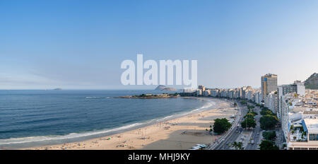 Sur la plage de Copacabana côté droit au cours de la fin de l'après-midi, pris depuis le toit d'un hôtel, quelques ombres peuvent être vu sur la plage. Rio de Janeiro, B Banque D'Images