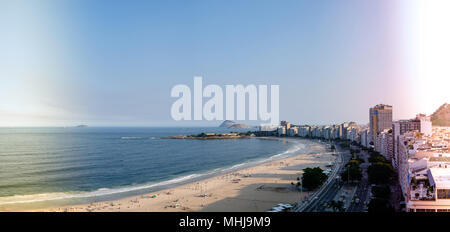 Sur la plage de Copacabana côté droit au cours de la fin de l'après-midi, pris depuis le toit d'un hôtel, quelques ombres peuvent être vu sur la plage. Rio de Janeiro, B Banque D'Images