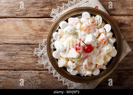 Ambrosia salade de fruits de l'ananas, la mandarine, raisin et marshmelow close-up sur une assiette. Haut horizontale Vue de dessus Banque D'Images