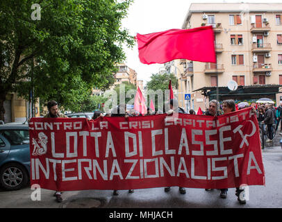 Rome, Italie. 01 mai, 2018. À l'occasion de la journée des travailleurs du 1er mai à Rome, des centaines de personnes ont manifesté à la périphérie de la ville. La procession exige un travail sûr et sans exploitation, on ne peut pas mourir au travail. En Italie, depuis le début de l'année, 220 personnes sont mortes dans le milieu de travail en raison de l'absence de protection et de sécurité. L'événement a également abordé les questions d'inégalité sociale, les guerres et le racisme. Credit : Elisa Bianchini/Pacific Press/Alamy Live News Banque D'Images