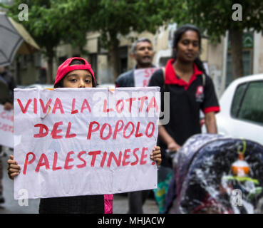 Rome, Italie. 01 mai, 2018. À l'occasion de la journée des travailleurs du 1er mai à Rome, des centaines de personnes ont manifesté à la périphérie de la ville. La procession exige un travail sûr et sans exploitation, on ne peut pas mourir au travail. En Italie, depuis le début de l'année, 220 personnes sont mortes dans le milieu de travail en raison de l'absence de protection et de sécurité. L'événement a également abordé les questions d'inégalité sociale, les guerres et le racisme. Credit : Elisa Bianchini/Pacific Press/Alamy Live News Banque D'Images