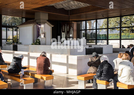 Fatima, au Portugal. L'image de couronnée canoniquement Notre Dame du Rosaire de Fatima consacrés dans la Chapelle des Apparitions Banque D'Images