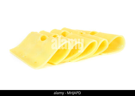 Morceaux de fromage jaune frais isolé sur un fond blanc en close-up Banque D'Images