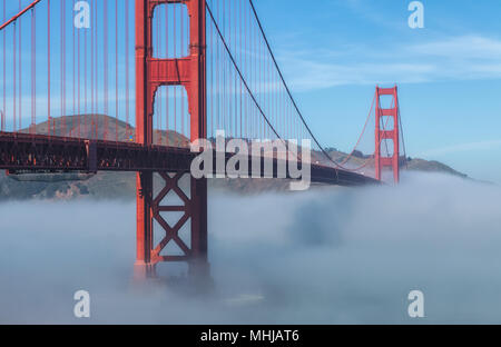 Bas épais brouillard formé sous le Golden Gate Bridge à San Francisco, Californie, États-Unis, sur une première matinée de printemps. Banque D'Images