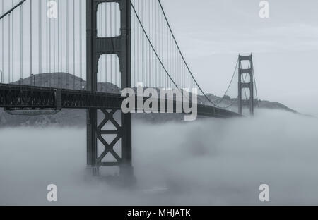 Bas épais brouillard formé sous le Golden Gate Bridge à San Francisco, Californie, États-Unis, sur une première matinée de printemps. Banque D'Images