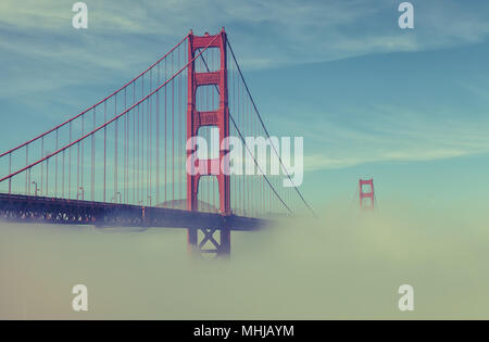 Bas épais brouillard formé sous le Golden Gate Bridge à San Francisco, Californie, États-Unis, sur une première matinée de printemps. Banque D'Images
