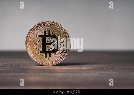 Concept cryptocurrency bitcoin, monnaie de cuivre physique debout sur table en bois avec copie espace Banque D'Images