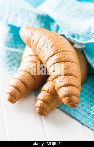 Petits pains salés. La farine complète croissants sur une serviette à carreaux. Banque D'Images