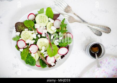 Salade Mixte avec bébé feuilles de laitue rouge, tatsoi, roquette, red chard, radis, concombre et fromage feta à l'huile d'olive et vinaigrette au vinaigre balsamique Banque D'Images