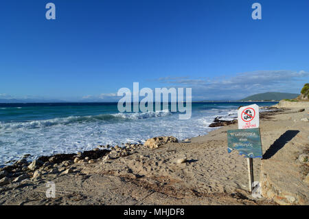 La fin de l'après-midi paysage plage, des vagues, des nuages et de longues ombres, avec aucun signe de camping en premier plan à la fois en anglais grec ang Banque D'Images