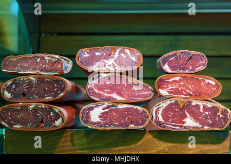 Les plats de viande. Jambon, salami, porc bouillie froide, basturma sur le comptoir du magasin Banque D'Images