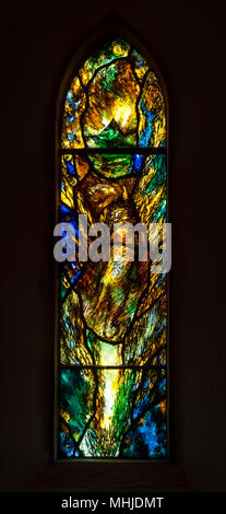 Vitrail par Tom Denny, St. Osmund's Church, Tarlton, Gloucestershire, England, UK Banque D'Images