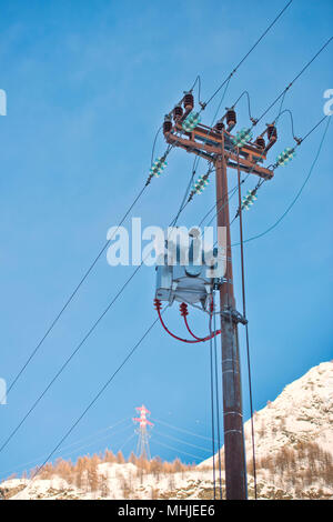 Les lignes électriques haute tension connecteur d'électricité Banque D'Images