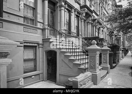 Maisons de New York à Harlem Perron en noir et blanc Banque D'Images