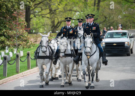 WASHINGTON D.C., USA - Mai 2, 2014 - US Army funérailles marines au cimetière d'Arlington : coffin sur l'entraîneur de chevaux Banque D'Images