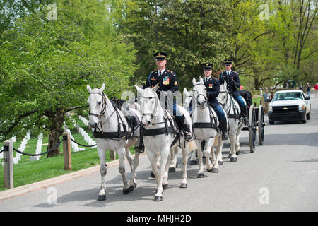 WASHINGTON D.C., USA - Mai 2, 2014 - US Army funérailles marines au cimetière d'Arlington : coffin sur l'entraîneur de chevaux Banque D'Images