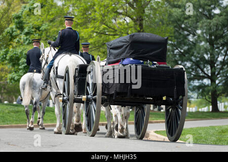 Marine de l'armée américaine cercueil funéraire sur l'entraîneur de chevaux Banque D'Images