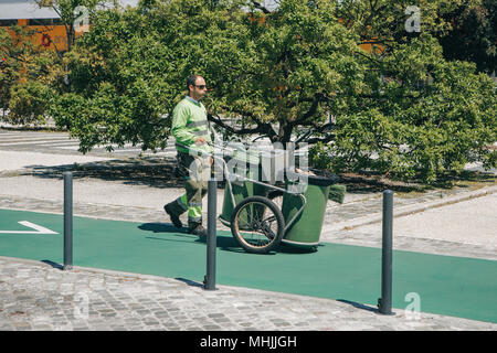 Lisbonne, 25 avril 2018 : un nettoyeur professionnel travaille sur une rue de la ville. Nettoyage du territoire et en prenant soin de bien-être écologique. Banque D'Images