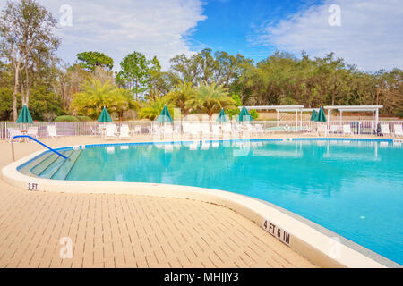 Grande piscine dans une communauté de retraite dans la région de Spring Hill, Florida, USA Banque D'Images